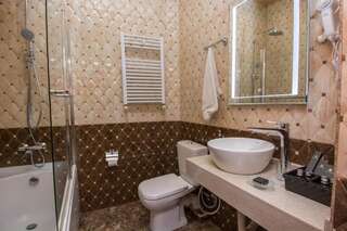 Отель River Side Hotel Tbilisi Тбилиси Двухместный номер Делюкс с 1 кроватью или 2 отдельными кроватями и балконом-4